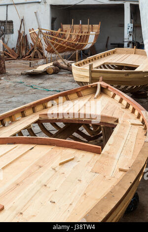 Boot Reparatur Restauration von einem alten Holzboot in Houmt Souk, Tunesien Stockfoto