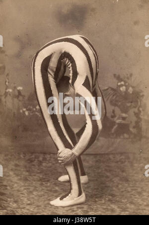 Ein Darsteller, der einen Backbend ausführt und kontortionistische Fähigkeiten mit flexiblem Körper und extremer körperlicher Kontrolle zeigt, wie sie normalerweise im Zirkus oder in der Performance-Kunst zu sehen sind. Stockfoto