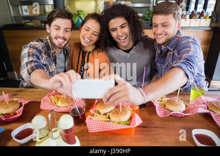 Gruppe von fröhlichen Freunden nehmen Selfie im restaurant Stockfoto