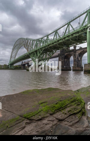 Runcorn Bahn- und Straßenbrücken Stockfoto