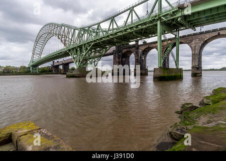 Runcorn Bahn- und Straßenbrücken Stockfoto