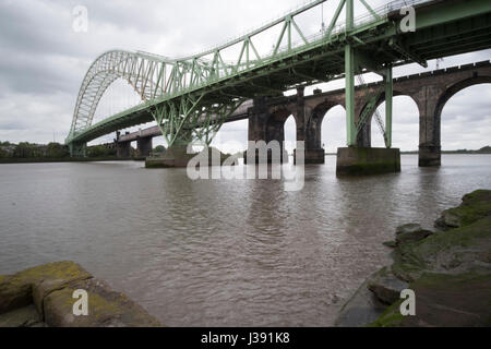 Runcorn Bahn- und Straßenbrücken Stockfoto