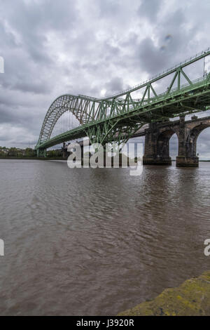 Runcorn Bahn- und Straßenbrücken Stockfoto