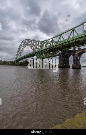 Runcorn Bahn- und Straßenbrücken Stockfoto