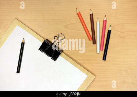 Bunte Bleistifte und Zeichnung Schreibtisch auf Holz Stockfoto