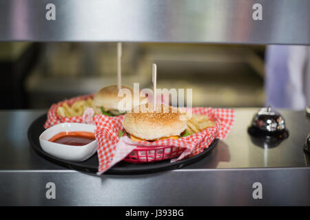 Nahaufnahme der Hamburger im Teller am Tisch serviert Stockfoto