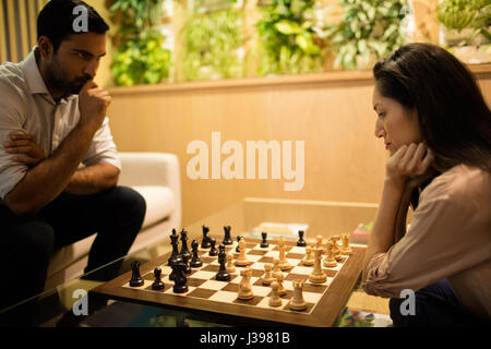Ernst-Kollegen beim Schachspiel im Büro Stockfoto
