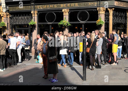 Ein Blick auf Menschen außerhalb der zehn Glocken Pub auf Commercial Street in Spitalfields East London E1 UK KATHY DEWITT Stockfoto
