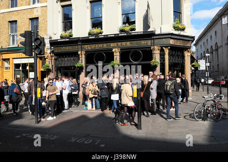 Ein Blick auf Menschen außerhalb der zehn Glocken Pub auf Commercial Street in Spitalfields East London E1 UK KATHY DEWITT Stockfoto