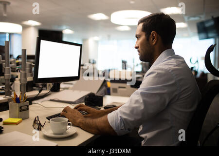 Seitenansicht der Geschäftsmann arbeiten im Büro Stockfoto
