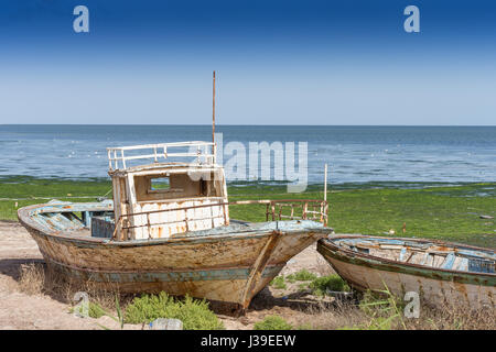 verlassene Fischkutter am Strand. altes Schiffswrack auf Houmt Souk, Tunesien Bucht, Stockfoto