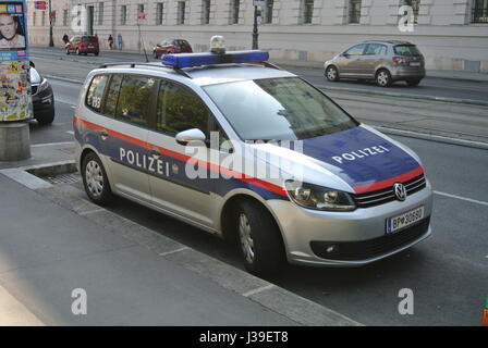 Österreichische Polizei-Auto, Volkswagen Touran, Parken in Wien, Österreich, Europa Stockfoto