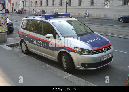 Österreichische Polizei-Auto, Volkswagen Touran, Parken in Wien, Österreich, Europa Stockfoto