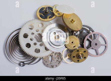 Haufen von Zahnräder und Ritzel auf weißem Hintergrund Stockfoto