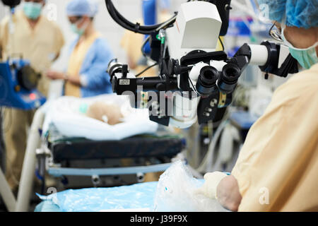 PÄDIATRISCHE NEUROCHIRURGIE Stockfoto