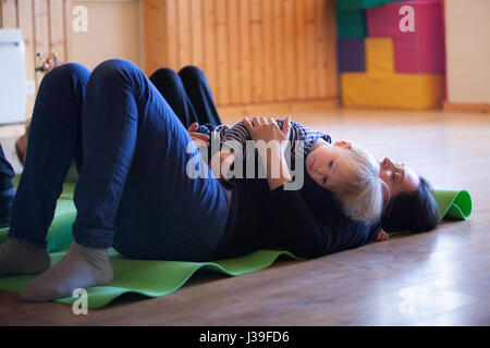 MUTTER UND KIND ÜBEN YOGA Stockfoto