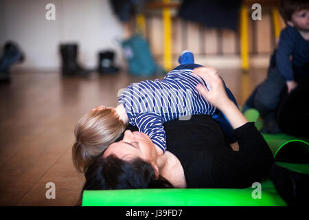 MUTTER UND KIND ÜBEN YOGA Stockfoto