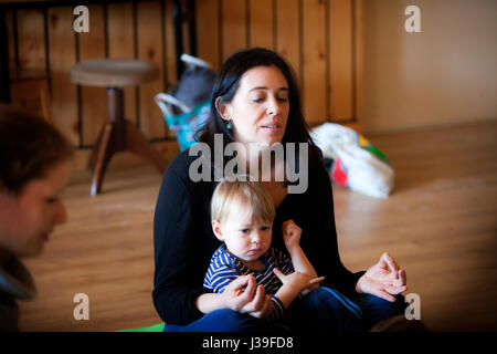 MUTTER UND KIND ÜBEN YOGA Stockfoto