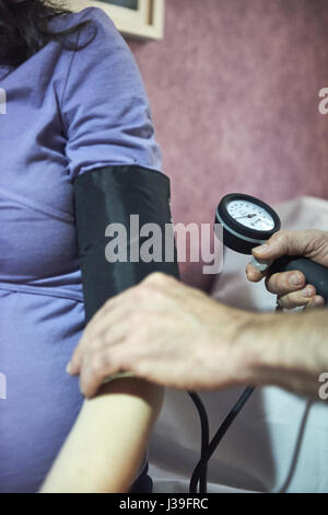SCHWANGERE FRAU IN ABSPRACHE Stockfoto