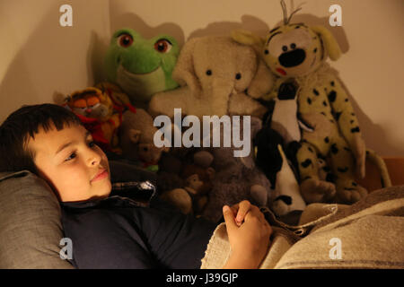 10 jähriger Junge in seinem Bett. Stockfoto