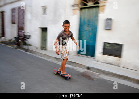 Junge Schularbeiten im Urlaub zu tun. Stockfoto