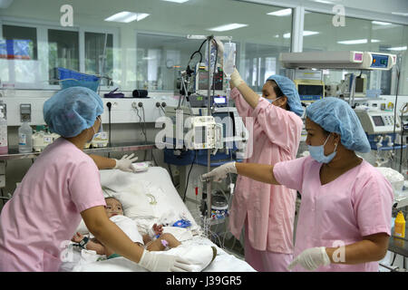 Herz-Institut bieten qualitativ hochwertige Betreuung vietnamesischen Patienten mit Herzkrankheiten. Intensivstation. Stockfoto