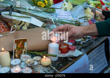 Rassemblement au pied De La Statue De La République Après Les Attentaten du 13.11.2015. Stockfoto