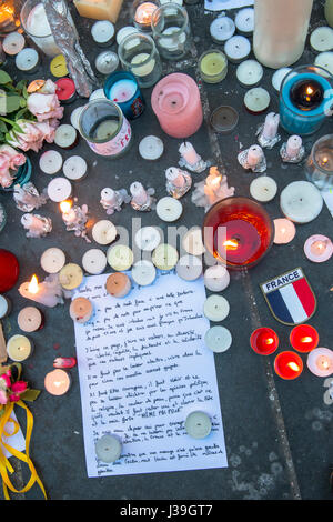 Rassemblement au pied De La Statue De La République Après Les Attentaten du 13.11.2015. Stockfoto