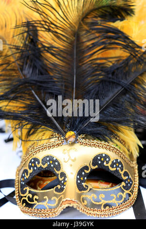 Yvoire, gekennzeichnet Les plus Beaux Dörfer de France (schönste Dörfer Frankreichs). der venezianische Karneval. Masken zum Verkauf. Stockfoto