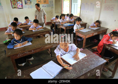 Grundschule. Schülerinnen und Schüler im Klassenzimmer. Stockfoto