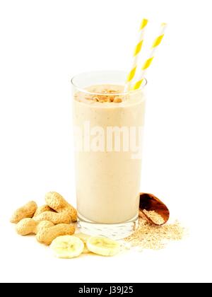 Erdnussbutter-Bananen-Hafer-Smoothie in ein Glas mit Strohhalmen und verstreuten Zutaten auf einem weißen Hintergrund Stockfoto