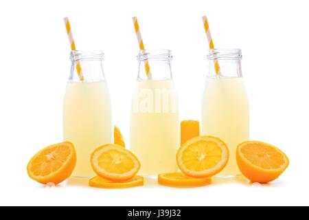 Drei Flaschen kalte Limonade mit Zitronenscheiben und Strohhalme isoliert auf weißem Hintergrund Stockfoto