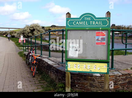 Wadebridge, Cornwall, UK - 6. April 2017: Schwarzes Brett zeigt Camel Trail, auf dem Weg von Wadebridge nach Padstow in Cornwall, England Stockfoto