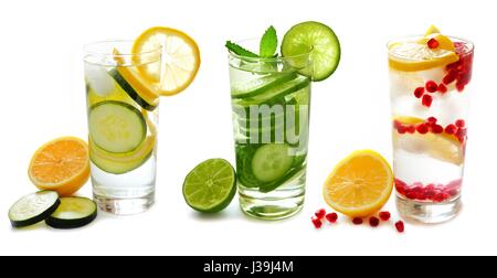 Drei Arten von Detox Wasser mit Obst in Gläsern, die isoliert auf weißem Hintergrund Stockfoto