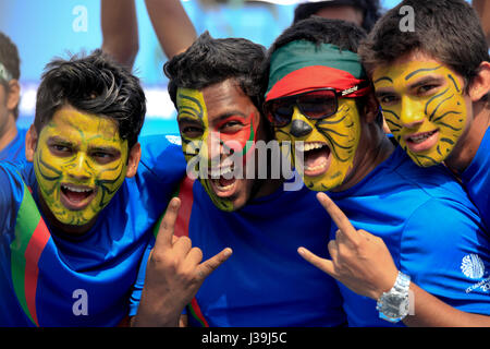 Jubelnde Cricket-Fans während des Spiels des 10. ICC Cricket World Cup am Sher-E-Bangla Cricket Nationalstadion. Dhaka, Bangladesch. Stockfoto