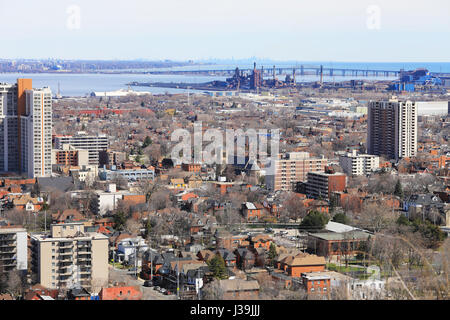 Burlington Skyway aus der Niagara-Schichtstufe mit Toronto Skyline hinter Stockfoto