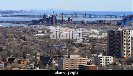 Burlington Skyway aus der Niagara-Schichtstufe mit Toronto Skyline im Hintergrund Stockfoto