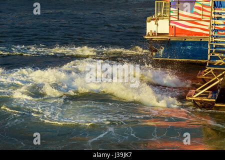 Wellen von Touristenbooten The Manhattan New York. Motorboot im Meer Stockfoto