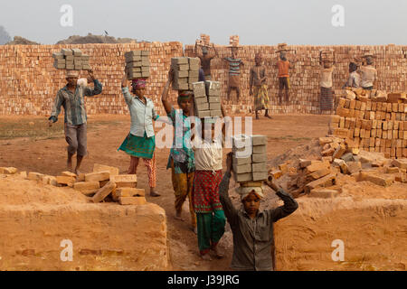 Arbeiter arbeiten Ziegelei Amin Bazar. Dhaka, Bangladesch. Stockfoto