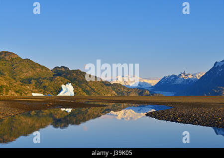 Landschaft im Torres del Paine Nationalpark entlang eines Flusses, die Verbindung zu den grauen See mit Blick über einen 18m hohen Eisberg, Patagonien, Chile. Stockfoto