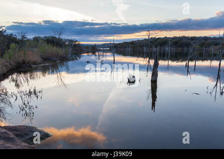 Wolken reflektieren großer See bei Sonnenuntergang Stockfoto