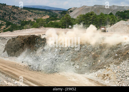 Öffnen Sie Besetzung Mine nach Explosion unter Staub und Rauch Stockfoto