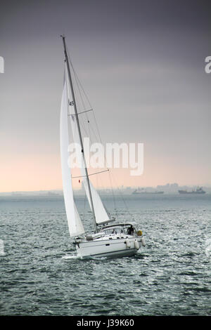 schönes Segelboot segeln Segel blaue Mittelmeer Stockfoto