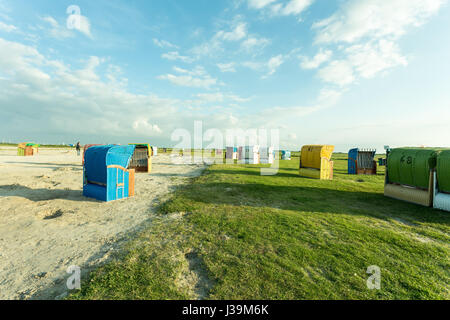 traditionelle überdachte Wicker Strand Stühle - Nessmersiel, Niedersachsen, Niedersachsen, Deutschland, Europa Stockfoto