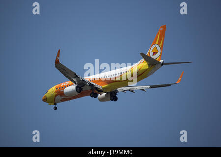 CHIANG MAI, THAILAND-29. April 2017: HS-DBT Boeing 737-800 von man. Landung in Chiangmai Flughafen von Bangkok. Stockfoto