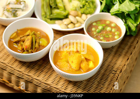 Saure Suppe mit Fisch und Bambussprossen, Fisch Organe saure Suppe, Chili paste, würzigen thai-Küche Menü auf Rattan Tisch Stockfoto