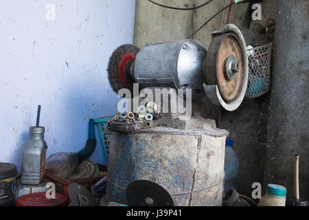 Kreisförmige Draht Bürste Schleifmaschine. Stahl-Schleifer in Garage. Stockfoto