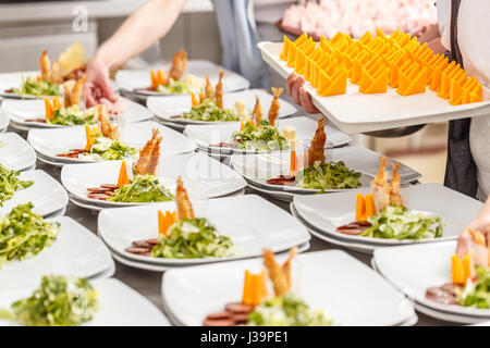 Koch bereitet Vorspeise Speisen im Gourmet-restaurant Stockfoto