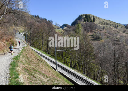 Monte Generoso, Schweiz - 8. April 2017: Menschen, die den Klettersteig für Monte Generoso auf die Schweizer Alpen Stockfoto