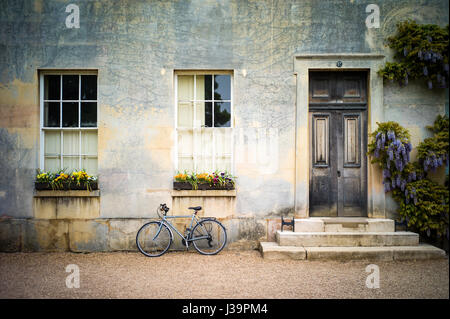 Student Fahrräder geparkt außerhalb studentisches Wohnen in Downing College, einem Teil von der University of Cambridge Stockfoto